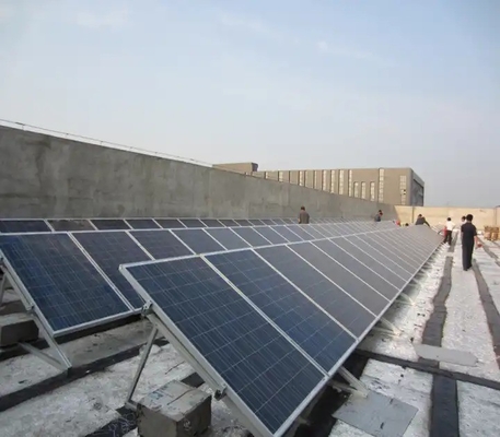 Installatie van zonnepanelen met zonne-energie uit natuurlijk zilver