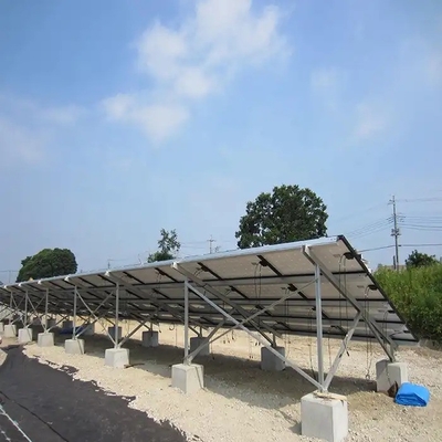 Installatie van zonnepanelen met natuurlijke zilvergrond