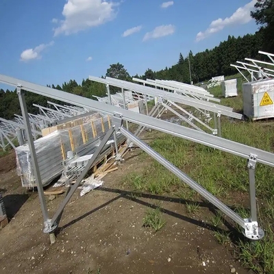 Installatie van zonnepanelen met natuurlijke zilvergrond