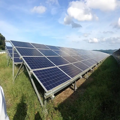 Installatie van zonnepanelen met natuurlijke zilvergrond