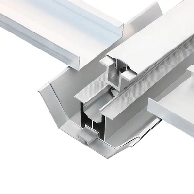 Aluminiumrails voor installatie van zonnepanelen op het dak