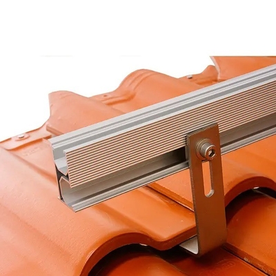 Installatieplaats voor zonne- en aluminiumhaken op tegeldak voor sneeuwbelasting van 1,4 KN/m2