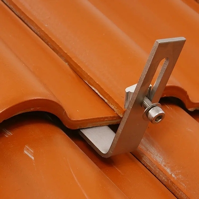 Installatieplaats voor zonne- en aluminiumhaken op tegeldak voor sneeuwbelasting van 1,4 KN/m2